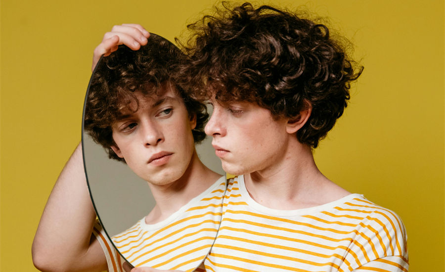 Narcissist Checklist: 15 Signs You May Be Dealing With a Narcissistic Person